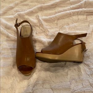 Express wooden wedge shoes